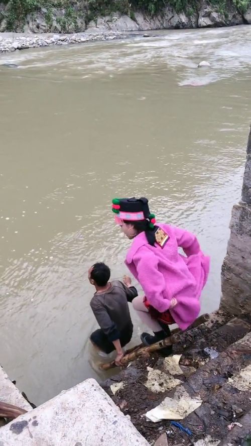 梦见女儿过河掉水里,然后被救起来
